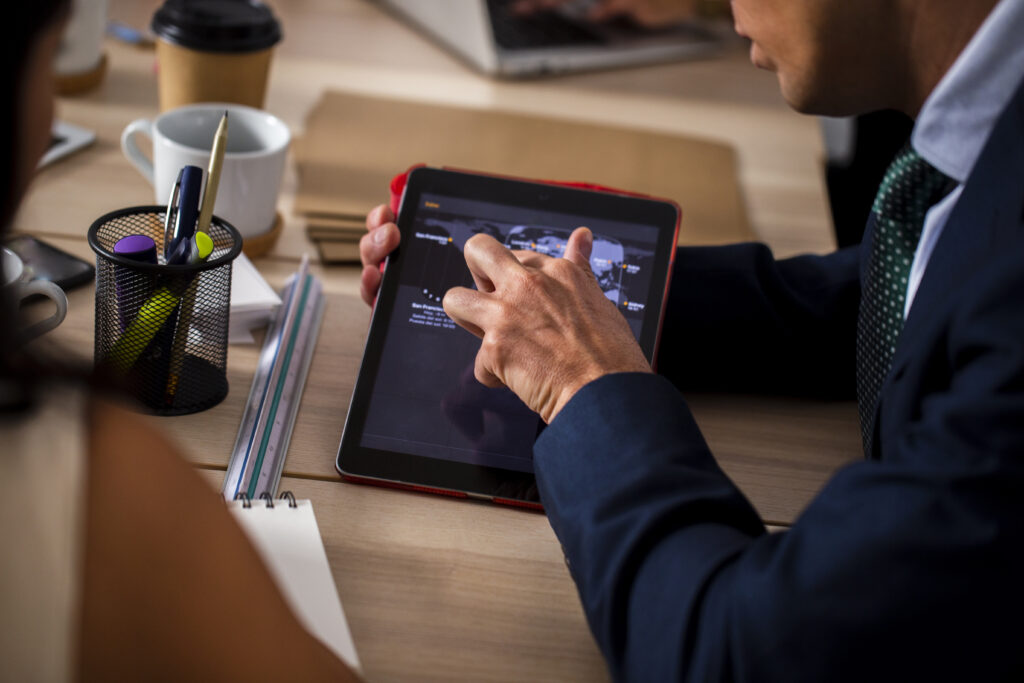 Profissionais analisando dados de câmbio em tablet digital