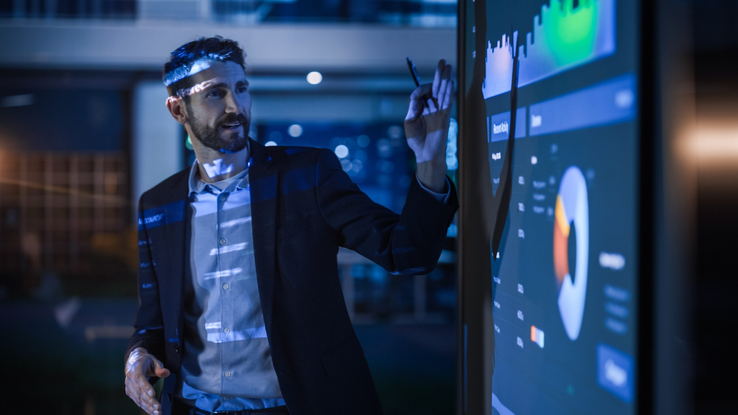 Profissional analisando dados financeiros em painel digital — tendências do mercado até 2030